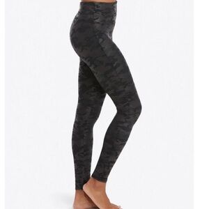 FAUX LEATHER CAMO LEGGINGS SPANX - MATTE BLACK CAMO - size M